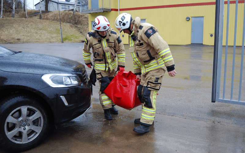 Brandmän med 90l bassäng från Kungsäter Industri