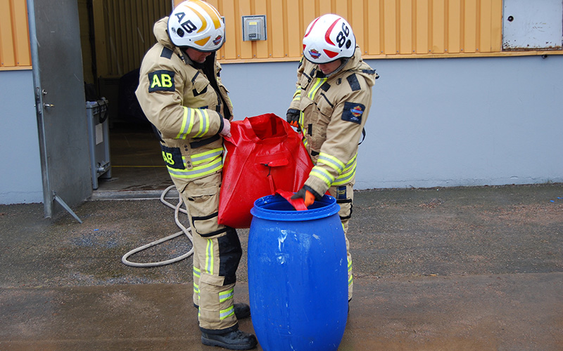 Brandmän som använder kemskyddsprodukter från Kungsäter Industri