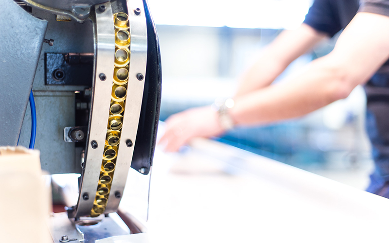 Maskin til øjetring hos Kungsäter Industri