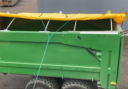 Traktorvogn med fleksibel rullepresenning fra Kungsäter Industri.