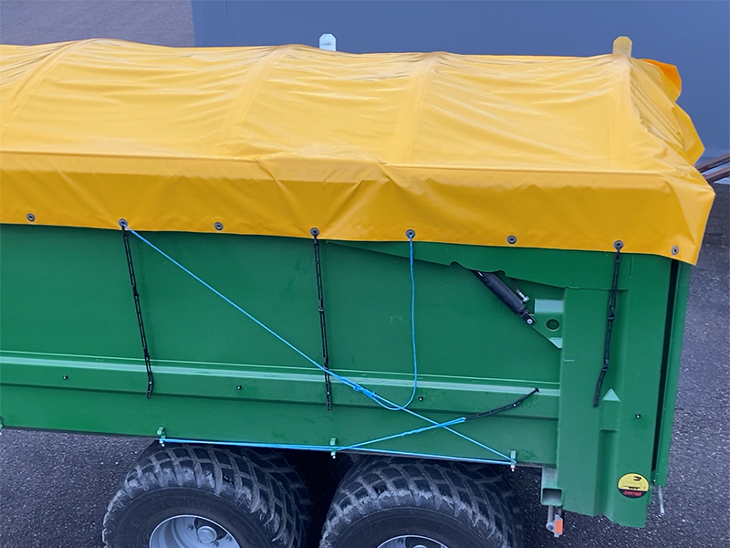 Traktorvagn med flexibel rullpresenning från Kungsäter Industri.