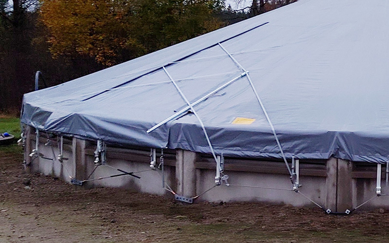 Cisterntak med spännaband från kungsäter industri.